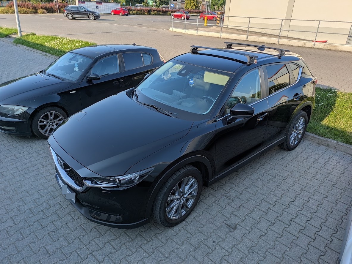 Mazda CX-5 z bagażnikiem Yakima bez boxu ? widok z przodu pod kątem
